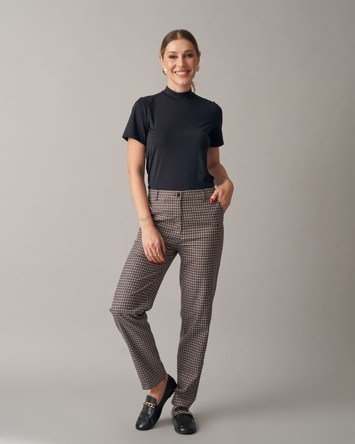 Como Montar Looks Sofisticados com Calça Xadrez para o Trabalho