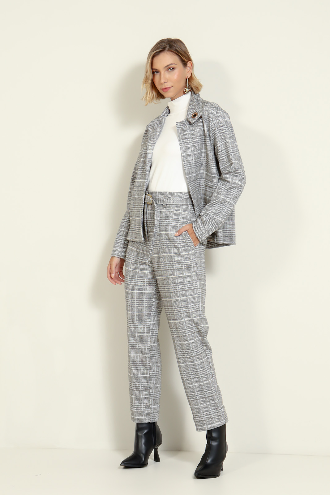 Como Montar Looks Sofisticados com Calça Xadrez para o Trabalho