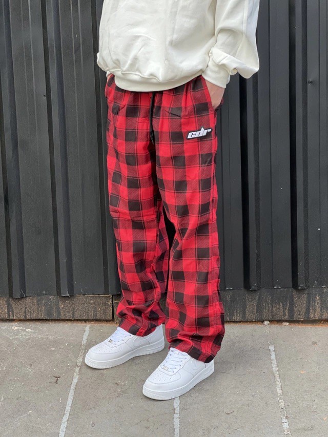 Calça Xadrez: 5 Maneiras de Usar no Street Style e Casual Chic