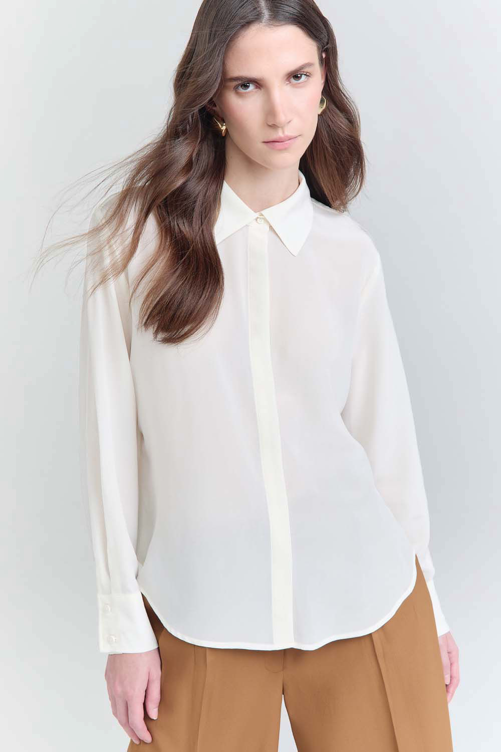 1. Guia Completo: Como Escolher a Camisa de Seda Perfeita para Cada Ocasião
2. Seda Pura vs. Toque de Seda: Entenda as Diferenças e Faça a Melhor Escolha
3. As Melhores Marcas de Camisa de Seda Masculina e Feminina para Investir
4. Dicas Essenciais para Identificar Seda Verdadeira e Evitar Falsificações
5. Camisa de Seda: Tendências de Moda 2026 e Como Usar no Dia a Dia