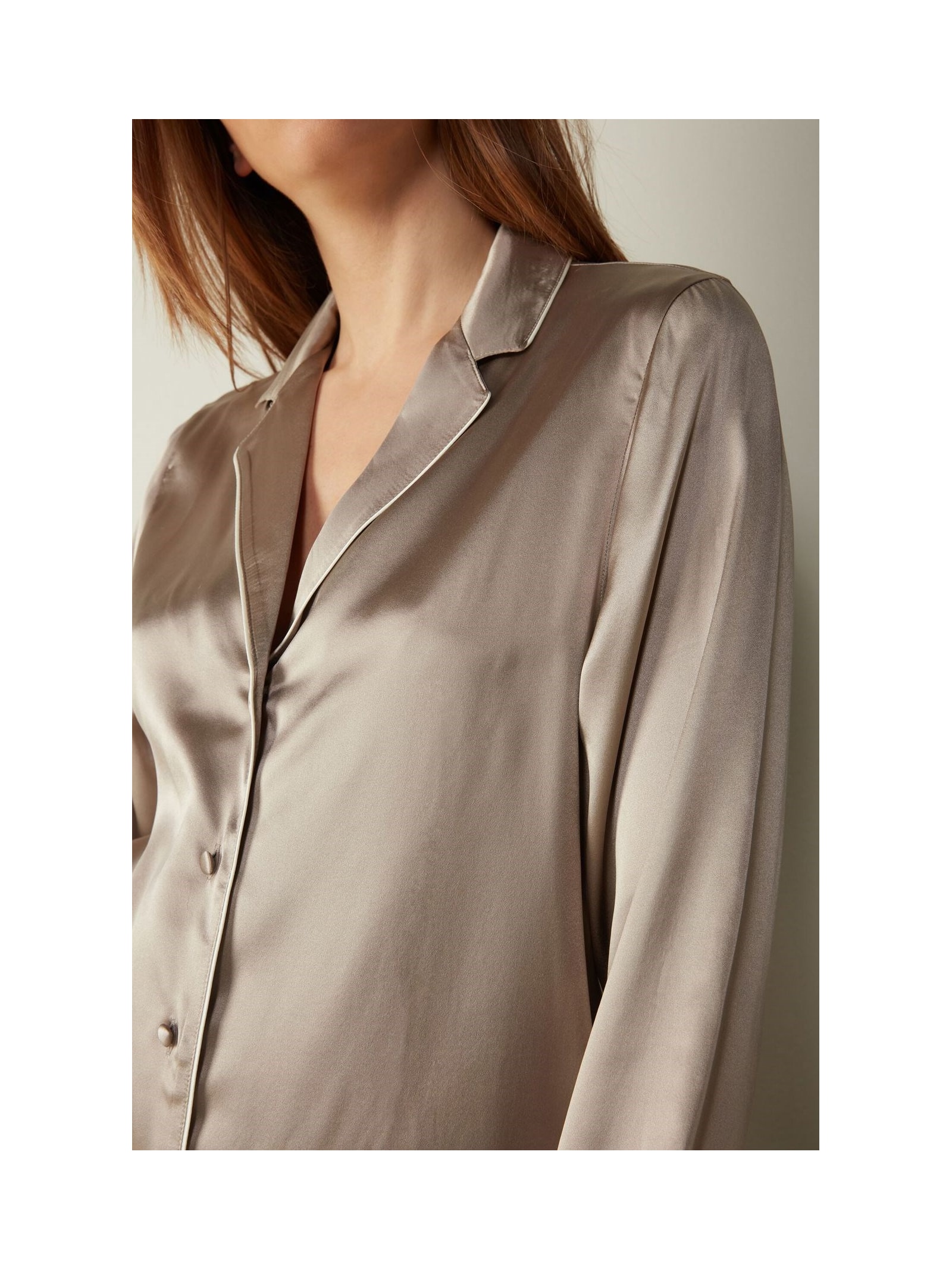 1. Guia Completo: Como Escolher a Camisa de Seda Perfeita para Cada Ocasião
2. Seda Pura vs. Toque de Seda: Entenda as Diferenças e Faça a Melhor Escolha
3. As Melhores Marcas de Camisa de Seda Masculina e Feminina para Investir
4. Dicas Essenciais para Identificar Seda Verdadeira e Evitar Falsificações
5. Camisa de Seda: Tendências de Moda 2026 e Como Usar no Dia a Dia