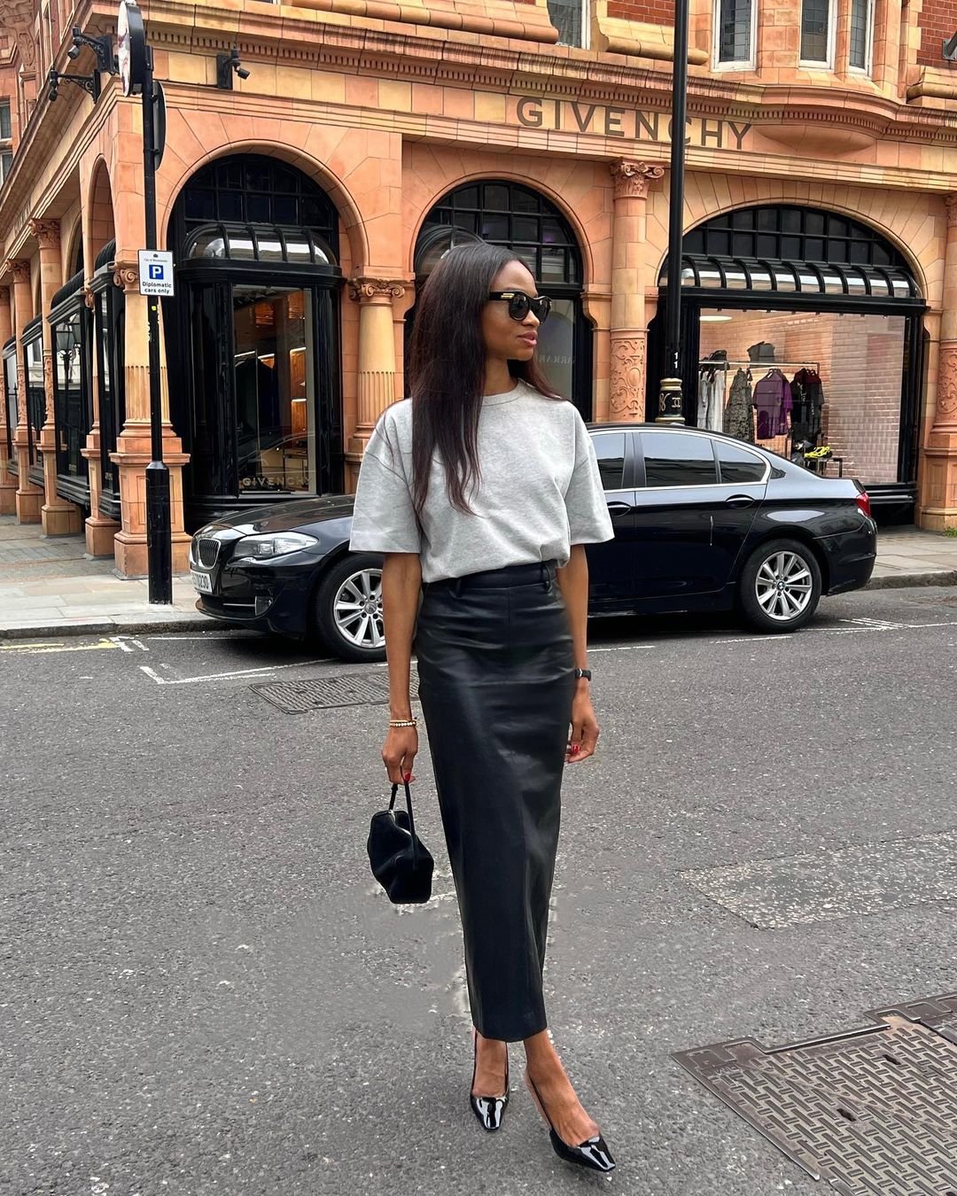 ideias de looks camiseta oversized saia midi