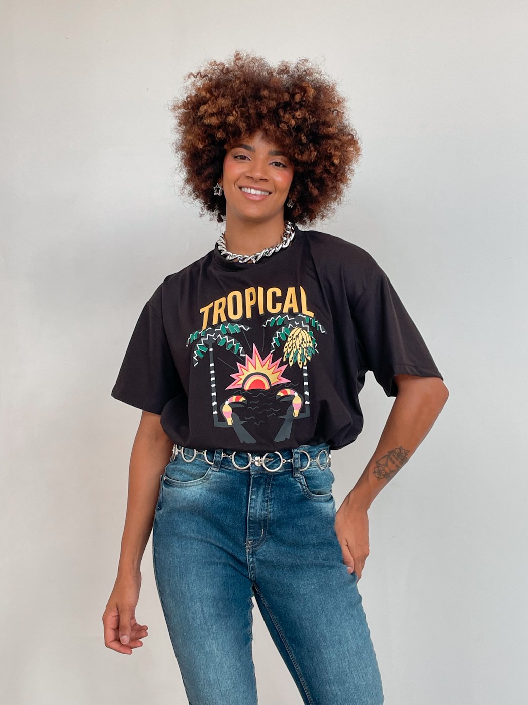 camiseta oversized branca saia midi preta