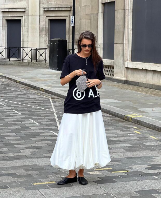 camiseta oversized branca saia midi preta