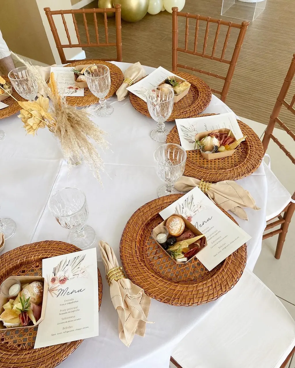 Combinações de cores para realçar a beleza do capim dourado na decoração