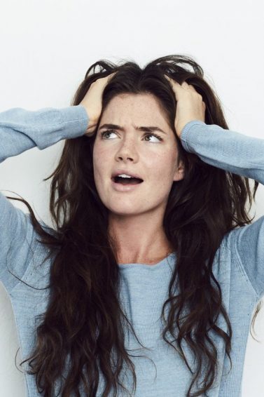 Caspa: O Que É e Como Ela Leva à Queda de Cabelo?