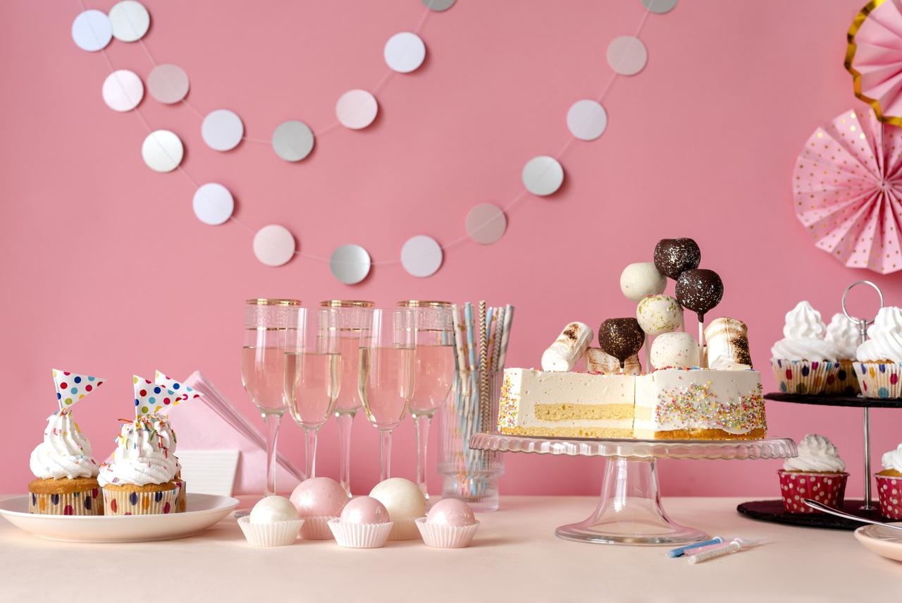 como usar bules antigos na decoração de mesa de chá de cozinha
