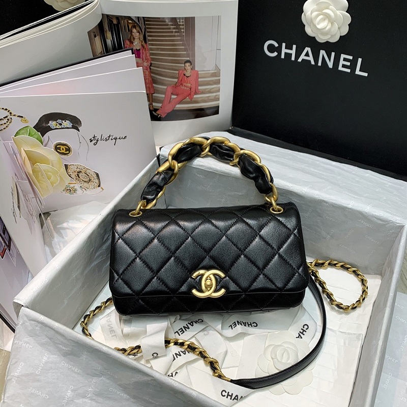 Bolsa Chanel Boy vs. Clássica: Qual Escolher para Seu Estilo?