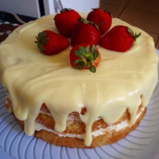 Receitas de Coberturas Clássicas e Estruturadas para Bolos de Festa