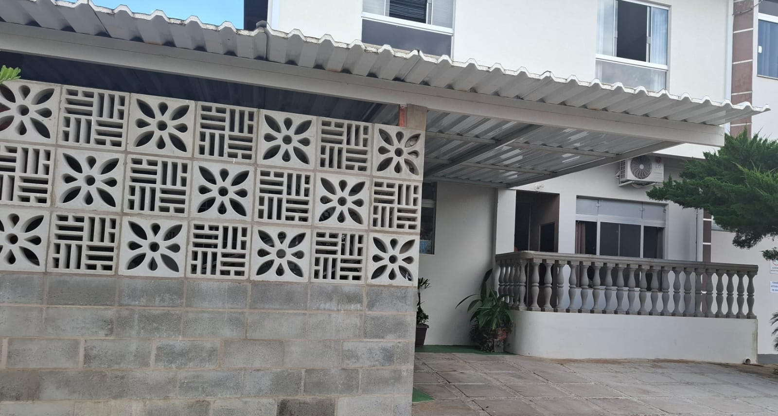 muro com cobogó e segurança