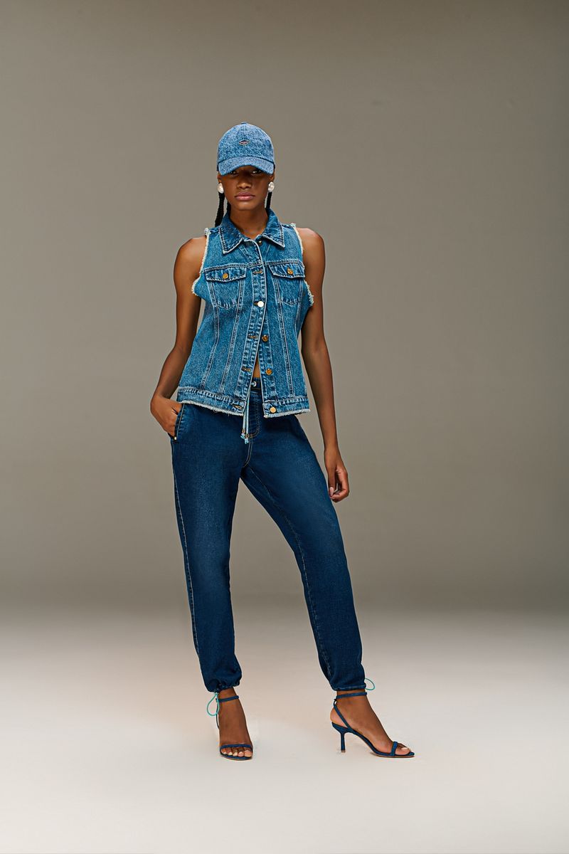 Colete jeans cropped vs. alongado: Qual modelo combina mais com você?