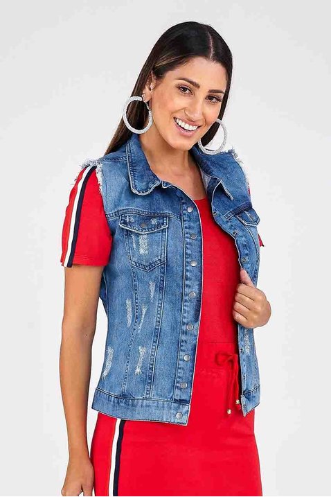 Colete jeans cropped vs. alongado: Qual modelo combina mais com você?