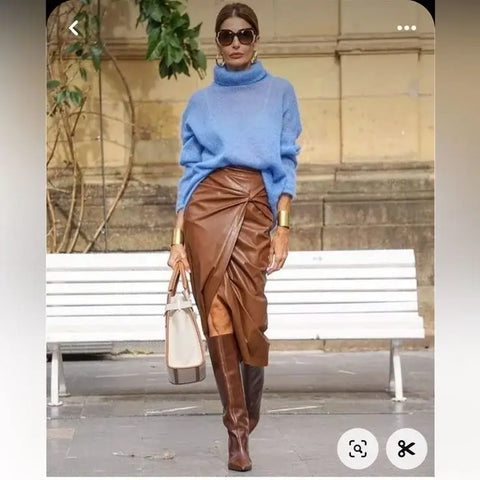 combinar saia de couro marrom com bota cano alto