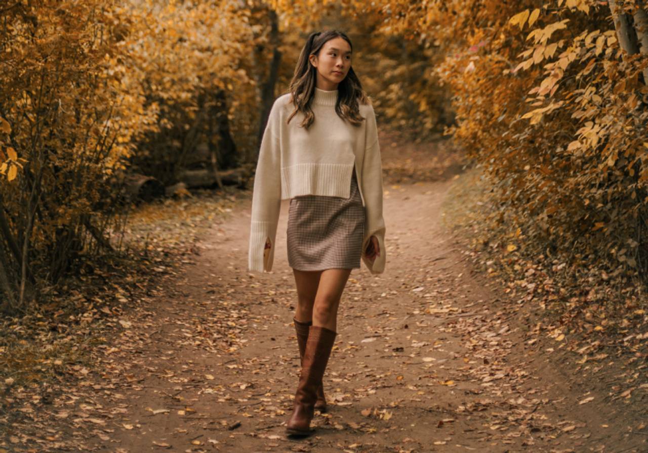 erros comuns combinar saia couro marrom bota cano alto