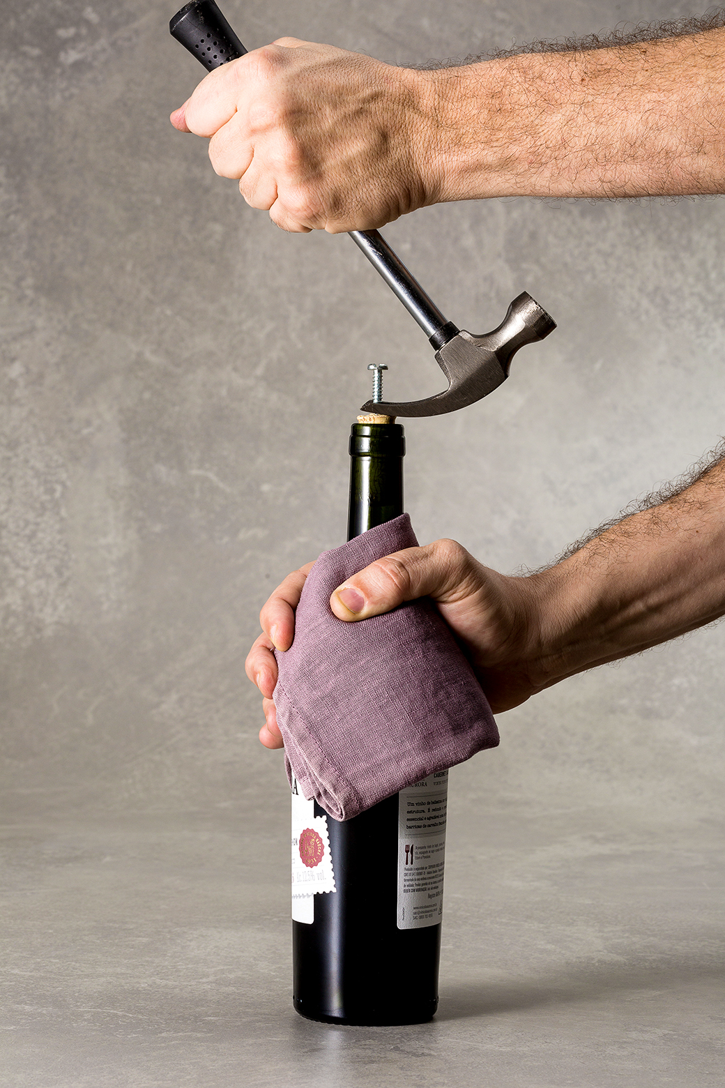 como abrir garrafa de vinho sem saca rolha
