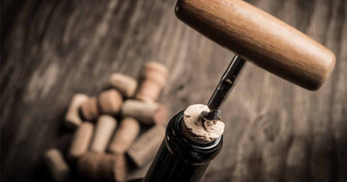 Desespero na Hora do Vinho? 6 Métodos Criativos para Abrir Garrafas Sem Abridor