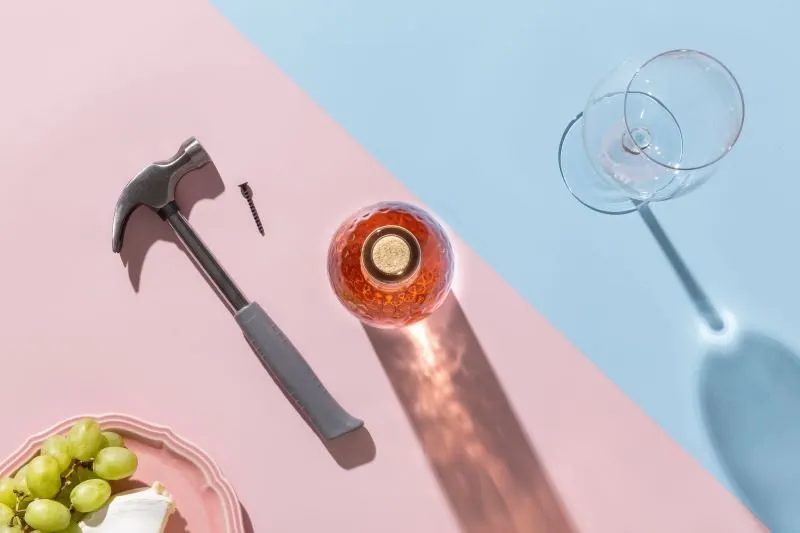 De Parafuso a Sapato: As Melhores Técnicas para Abrir Vinho Sem Saca-Rolhas