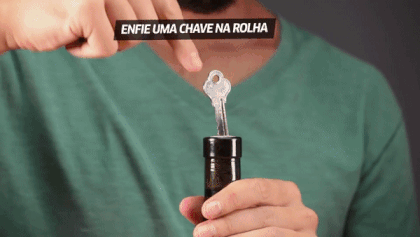 Desespero na Hora do Vinho? 6 Métodos Criativos para Abrir Garrafas Sem Abridor