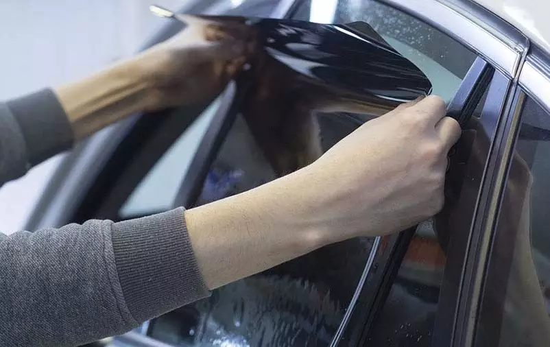 como aplicar insulfilm no carro