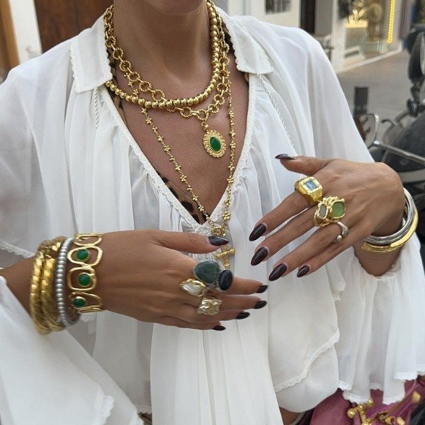 ideias de looks reveillon com acessorios dourados