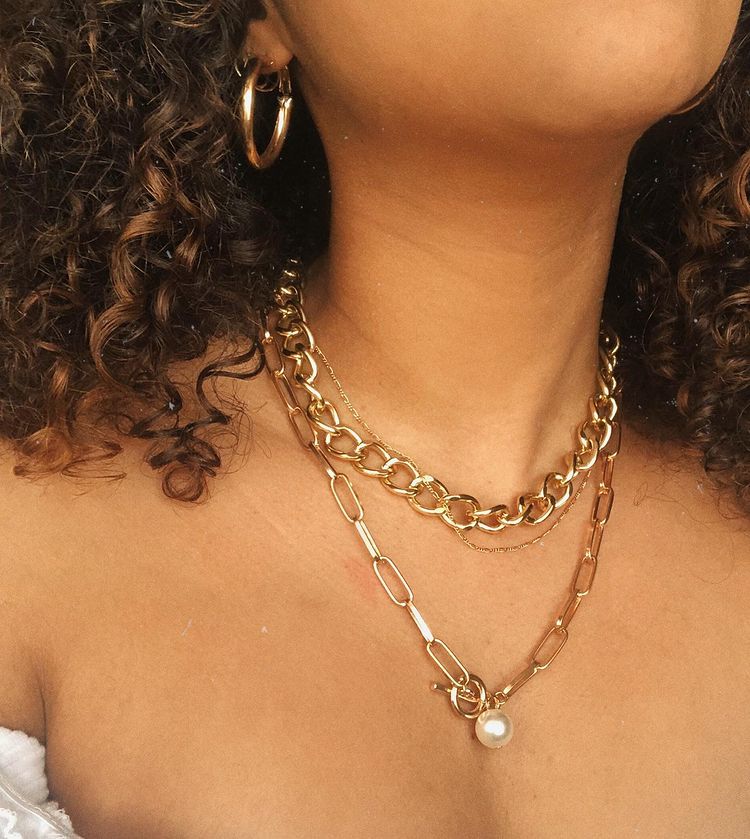 como usar cinto maximalista dourado em vestido de reveillon