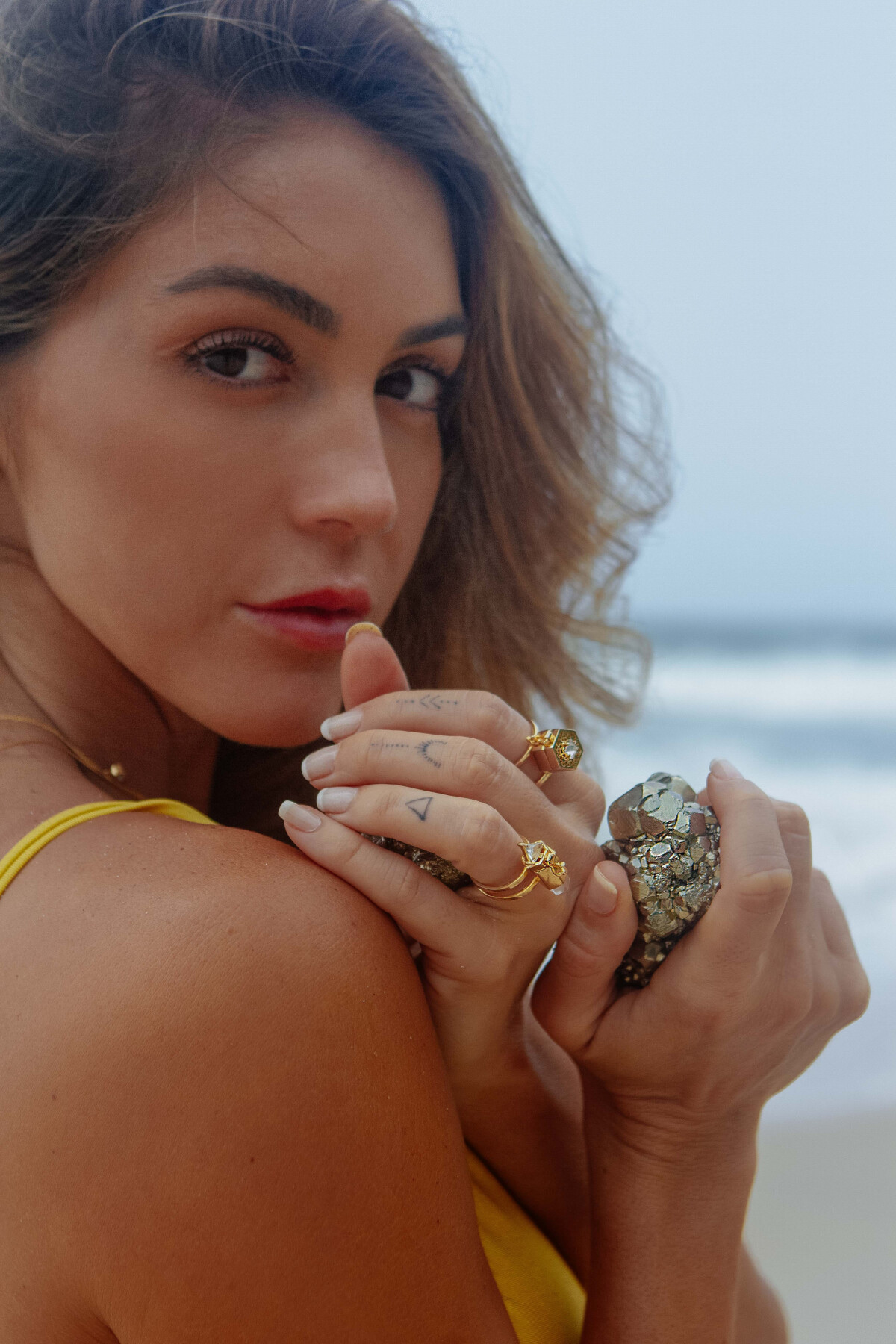 erros comuns ao combinar acessorios dourados no ano novo