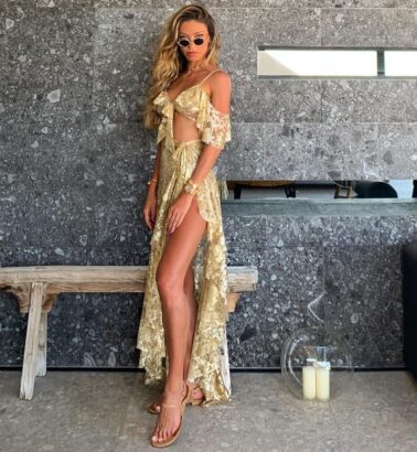 ideias de looks reveillon com acessorios dourados