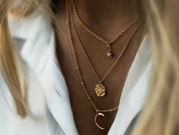 como combinar acessorios dourados reveillon