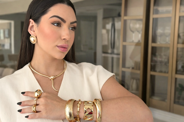 ideias de looks reveillon com acessorios dourados