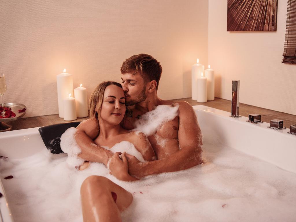 5 ideias de títulos: 1. O Guia Definitivo para Deixar Ele Louco na Cama. 2. Segredos Revelados: Como Explorar as Zonas Erógenas Masculinas. 3. A Arte da Preliminar: Dicas para Prolongar o Prazer. 4. Comunicação e Confiança: Os Pilares da Intimidade Masculina. 5. Além do Óbvio: Descubra Novas Formas de Excitar Seu Parceiro.