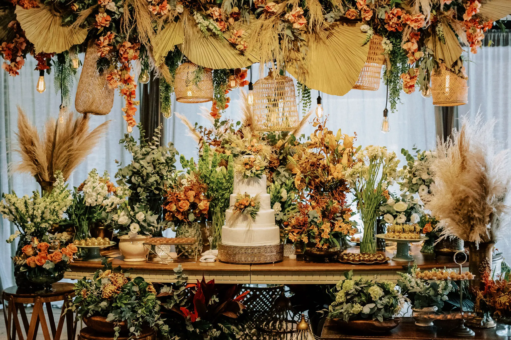 como fazer arranjo de mesa casamento verde oliva