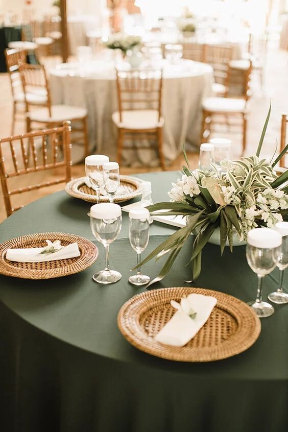 como fazer arranjo de mesa casamento verde oliva
