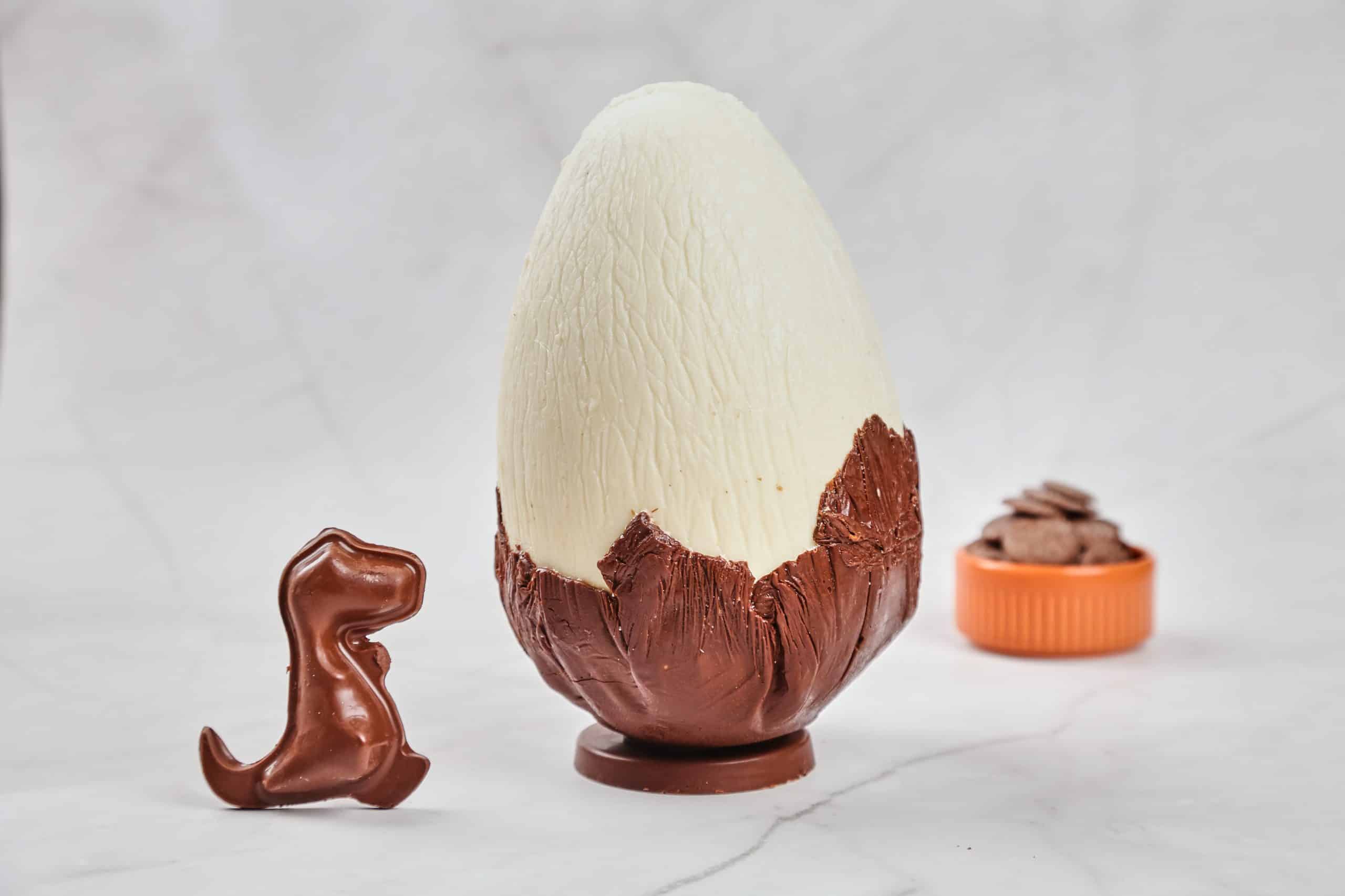 Ovos de dinossauro de papel machê para pendurar