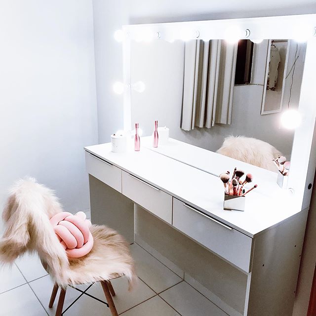 5 ideias de títulos:
1. Penteadeira DIY: Transforme seu espaço com estas ideias criativas.
2. Guia Completo: Como Montar sua Penteadeira dos Sonhos.
3. Organização de Penteadeira: Dicas para um Cantinho Perfeito.
4. Iluminação de Camarim: O Segredo para uma Penteadeira Funcional.
5. Penteadeira Sustentável: Projetos de Reciclagem Incríveis.