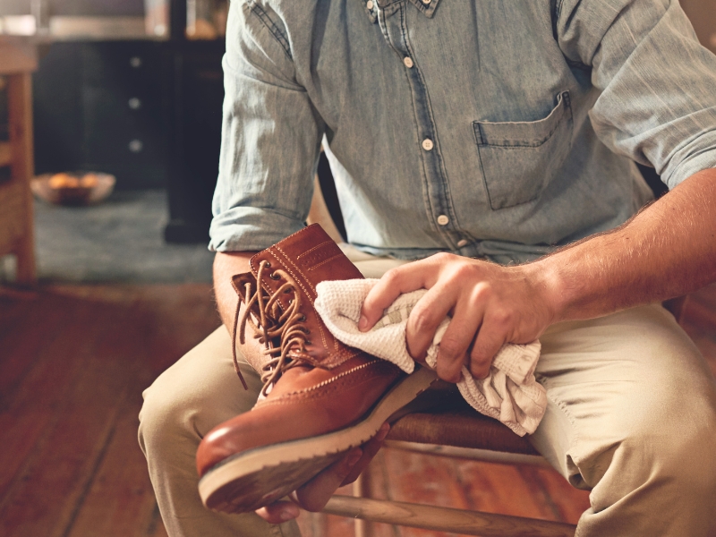 Como limpar botas de couro antes de hidratar