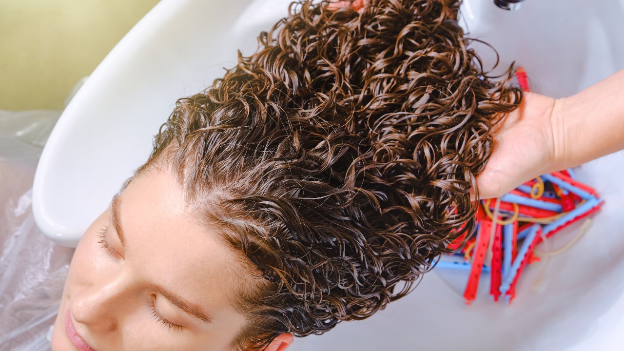 como hidratar cabelo cacheado