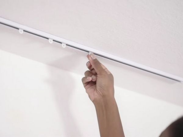 fixar trilho de cortina na parede