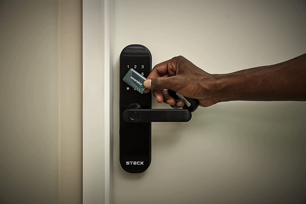 como instalar uma fechadura digital