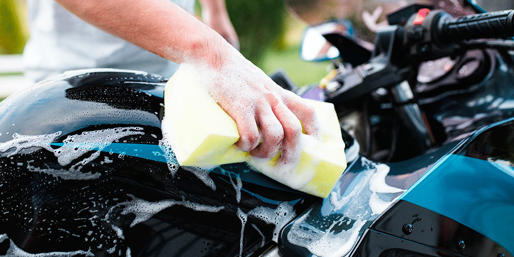 Técnicas de Lavagem de Moto para Preservar a Pintura e Componentes