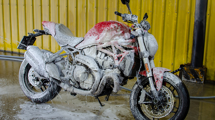 como lavar a moto em casa