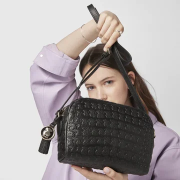 O que evitar a todo custo ao limpar sua bolsa de couro