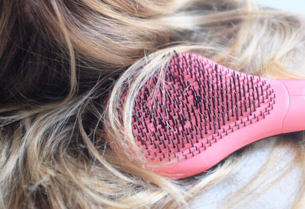 A importância da limpeza regular da sua escova de cabelo para a saúde capilar