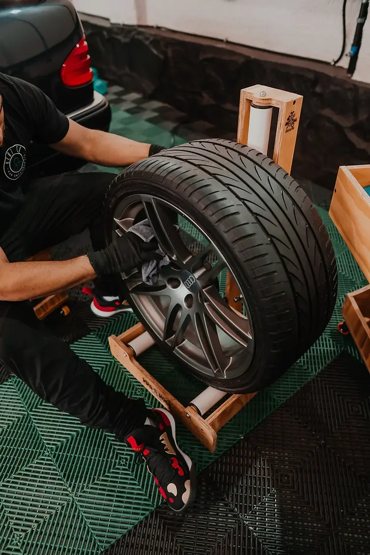 Frisos Protetores vs. Pneus com Protetor de Borda: Qual a Melhor Opção para Suas Rodas?