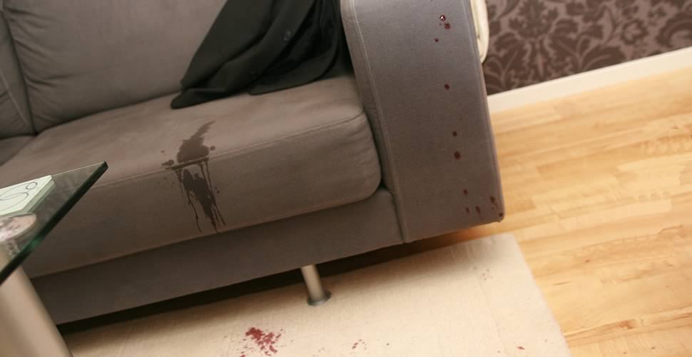 Como Remover Manchas Difíceis de Estofados de Tecido