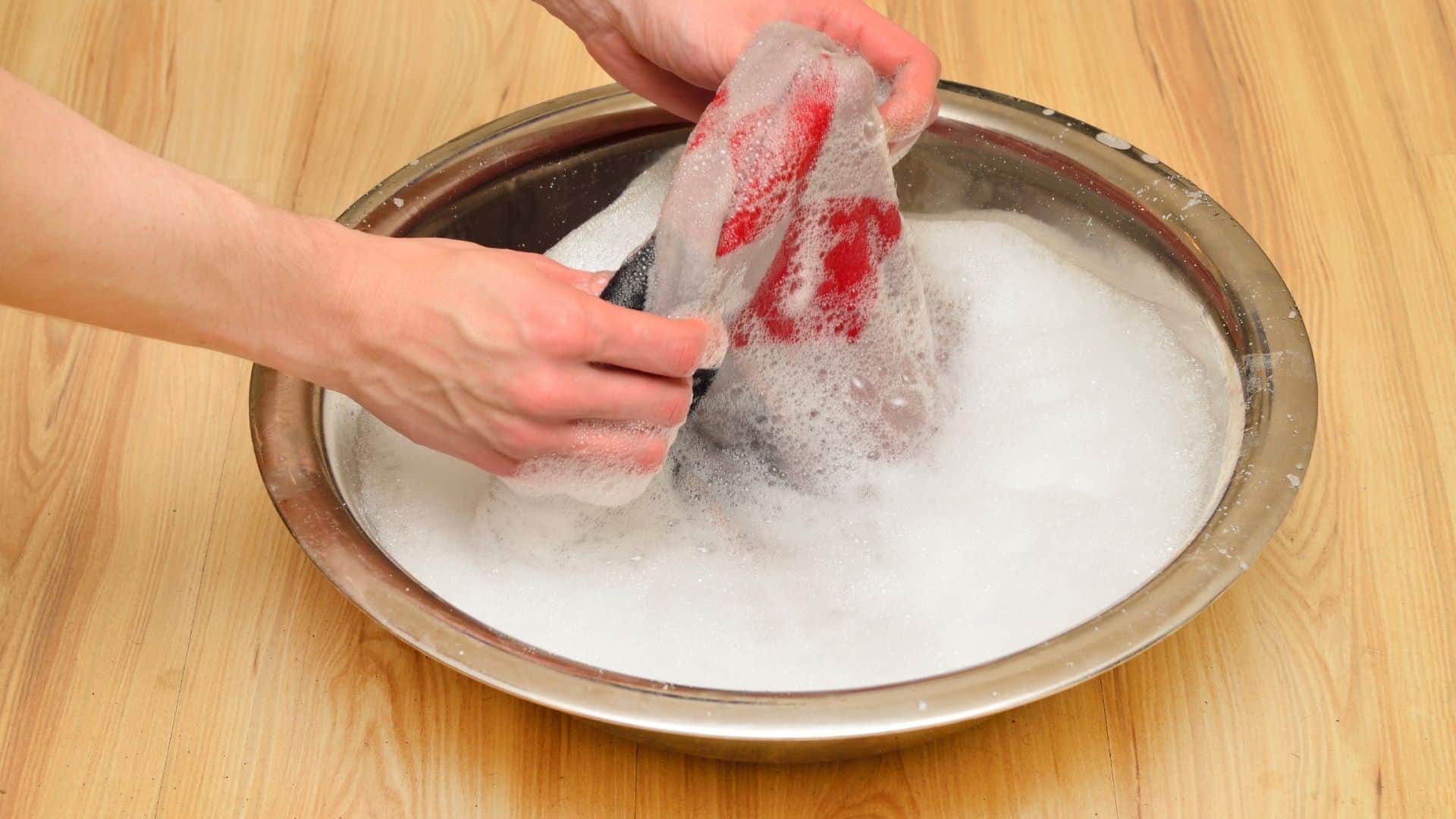 como tirar mancha vermelha de roupa branca