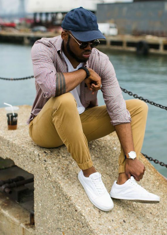 como usar calça bege com tênis branco