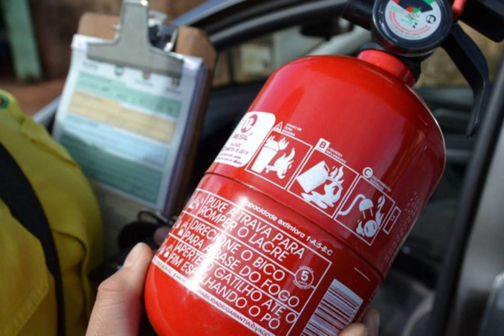 Localização correta do extintor no carro e como acessá-lo rapidamente