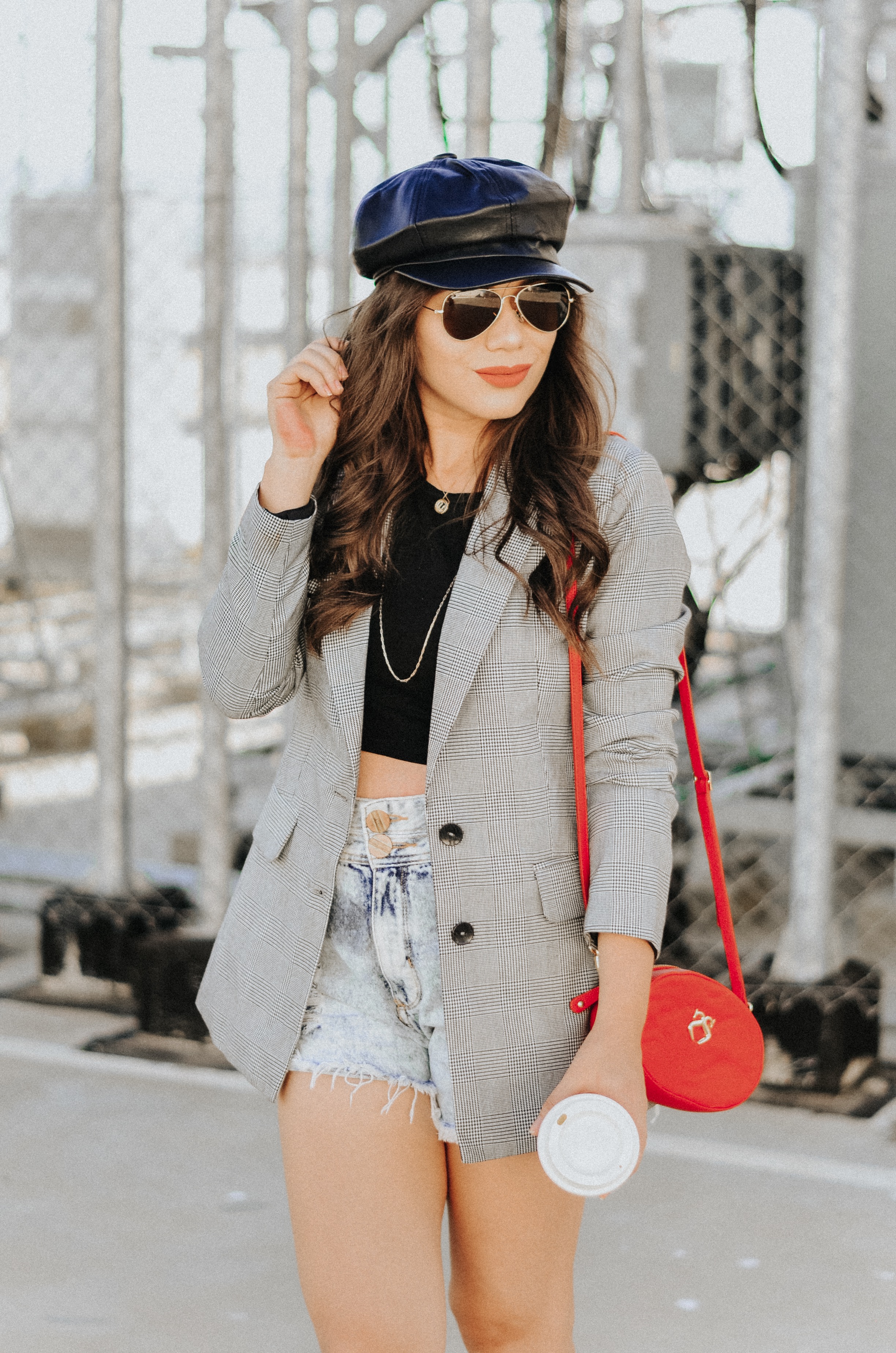 como combinar short jeans cintura alta com blazer linho