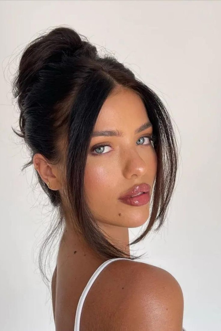 5 ideias de títulos:
1. Guia Completo: Como Fazer o Coque Perfeito em Minutos
2. Desvende os Segredos dos Diferentes Tipos de Coque
3. Os Melhores Produtos para um Coque Impecável o Dia Todo
4. Coque Simples: A Solução Ideal para Dias de Correria e Cabelos Sujos
5. Transforme seu Visual: Tutoriais de Coque para Todas as Ocasiões