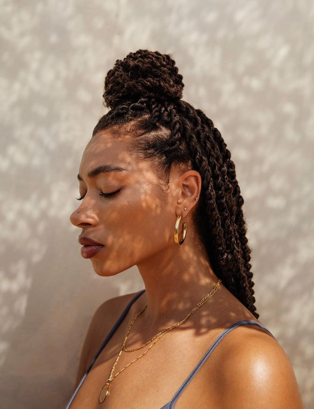 5 ideias de títulos:
1. Guia Completo: Como Fazer o Coque Perfeito em Minutos
2. Desvende os Segredos dos Diferentes Tipos de Coque
3. Os Melhores Produtos para um Coque Impecável o Dia Todo
4. Coque Simples: A Solução Ideal para Dias de Correria e Cabelos Sujos
5. Transforme seu Visual: Tutoriais de Coque para Todas as Ocasiões